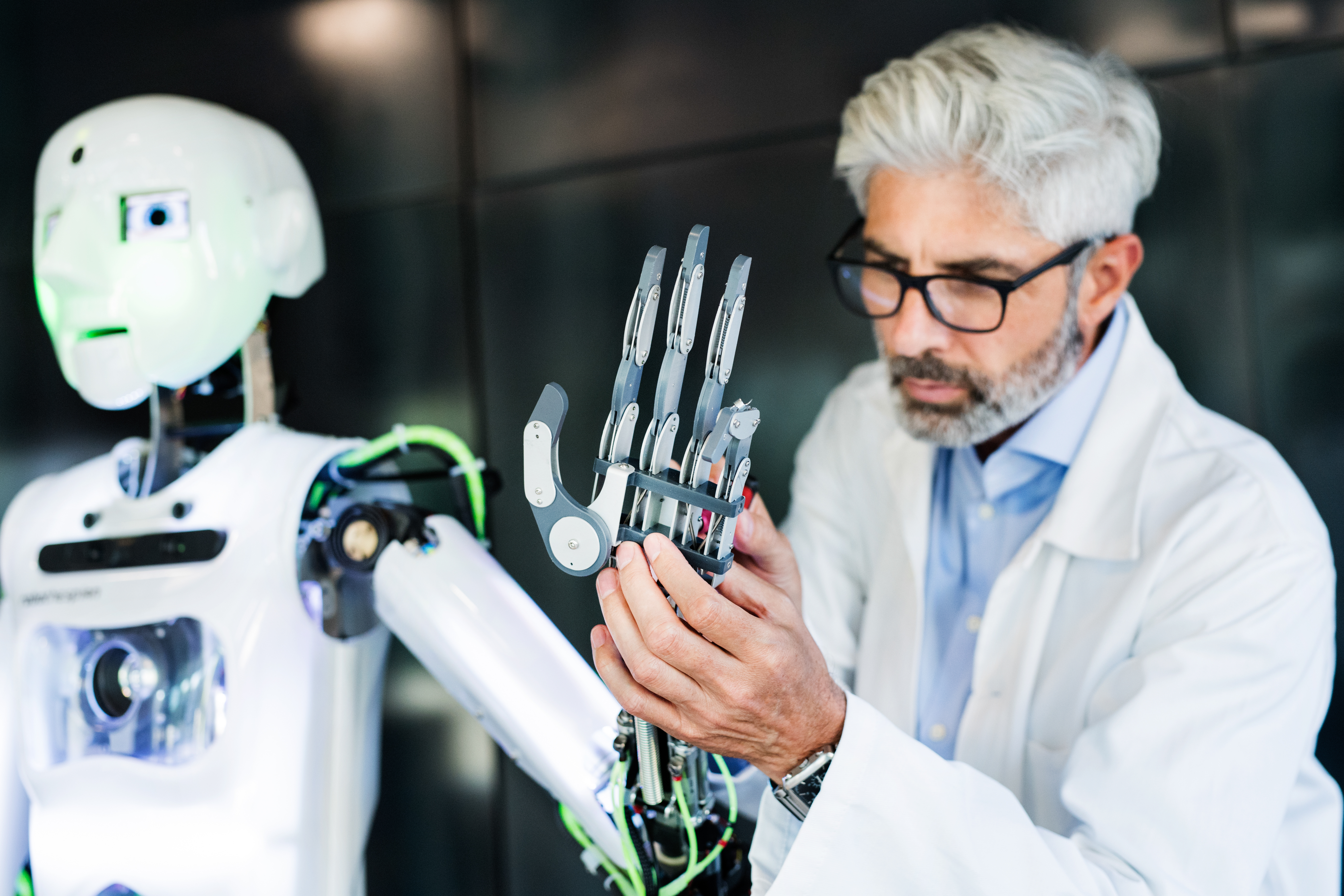 engineer-working-on-robot-arm-in-lab-2026-01-05-06-20-37-utc